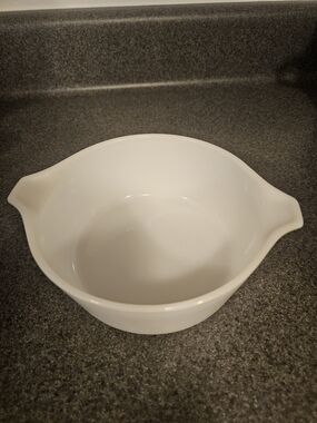 Vintage 1950's - 60's Pyrex White Round Bakeware Dish with Handles